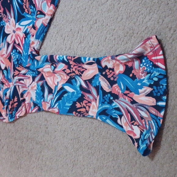 Palm Grove Petite Bell Sleeve Top - Picture 11 of 11